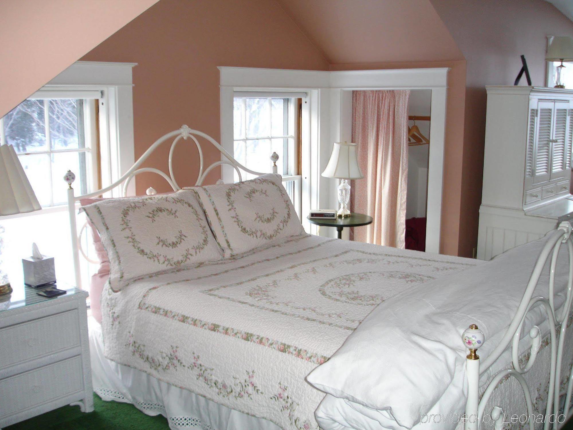 The Trumbull House Bed And Breakfast Хановер Стая снимка